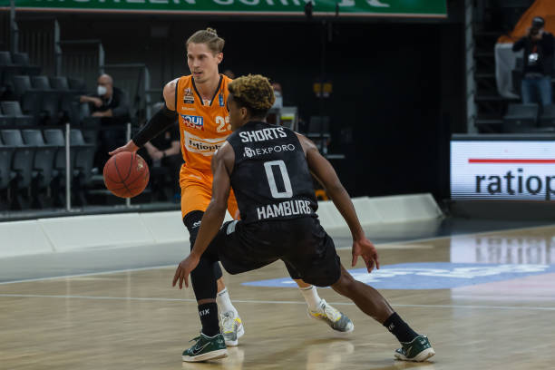 她一直以坚 她一直以坚